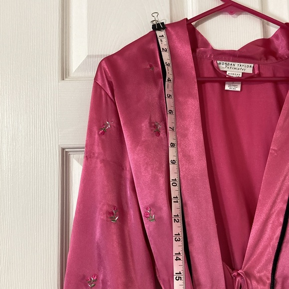 Excellent condition Morgan Taylor Intimates robe - Picture 9 of 10
